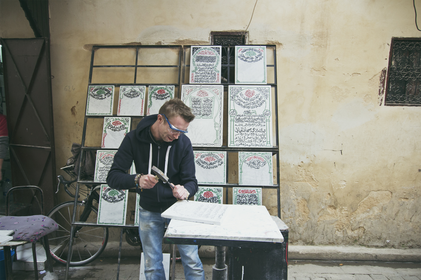 Blog voyage - Les souvenirs - 2014 Maroc - Vis ma vie de tailleur de plaques tombales à Fès