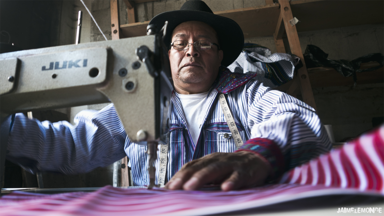 Basilio le tailleur de Todos Santos Cuchumatán au Guatemala - ©jaimelemonde.fr