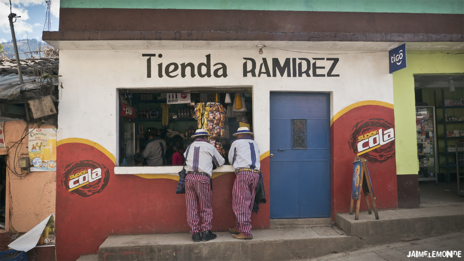 Boutique et tenue traditionnelle à Todos Santos Cuchumatán au Guatemala - ©jaimelemonde.fr