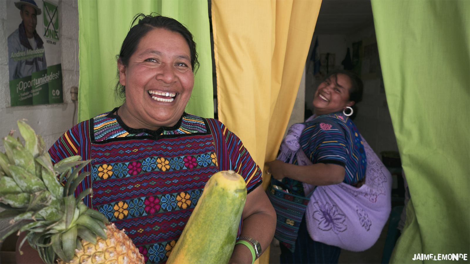 Sourires fruités dans le village de Todos Santos Cuchumatán au Guatemala - ©jaimelemonde.fr