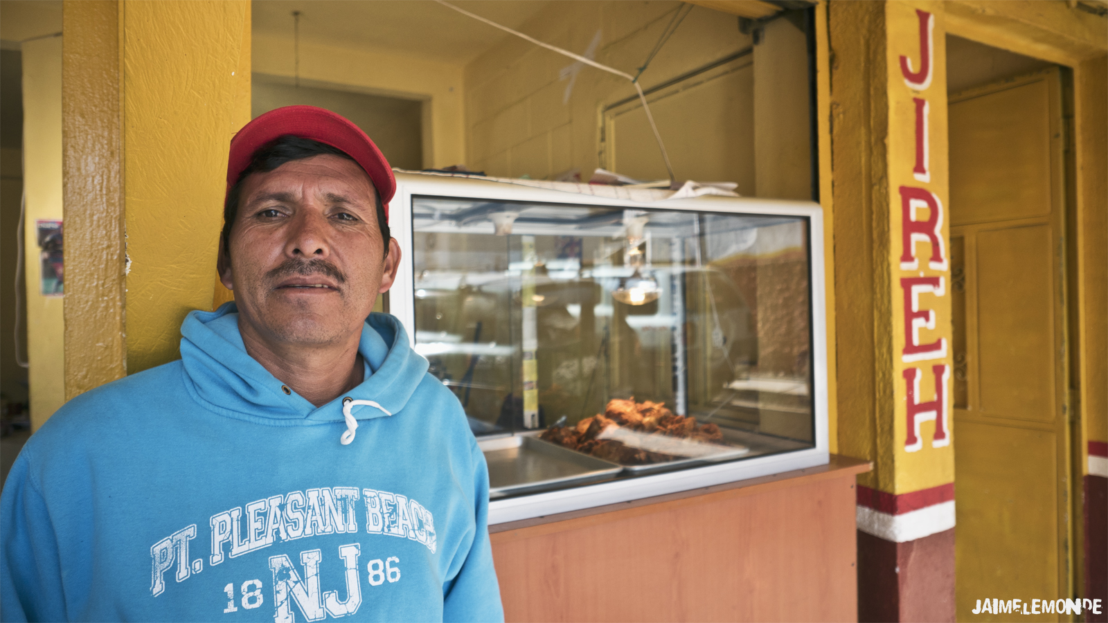 Jorge devant son restaurant à Todos Santos Cuchumatán au Guatemala - ©jaimelemonde.fr