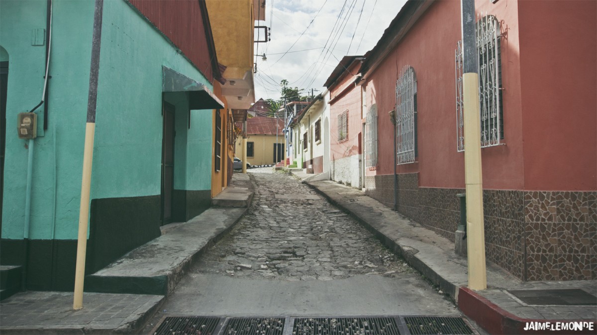 Petite rue à Flores - Guatemala - ©jaimelemonde