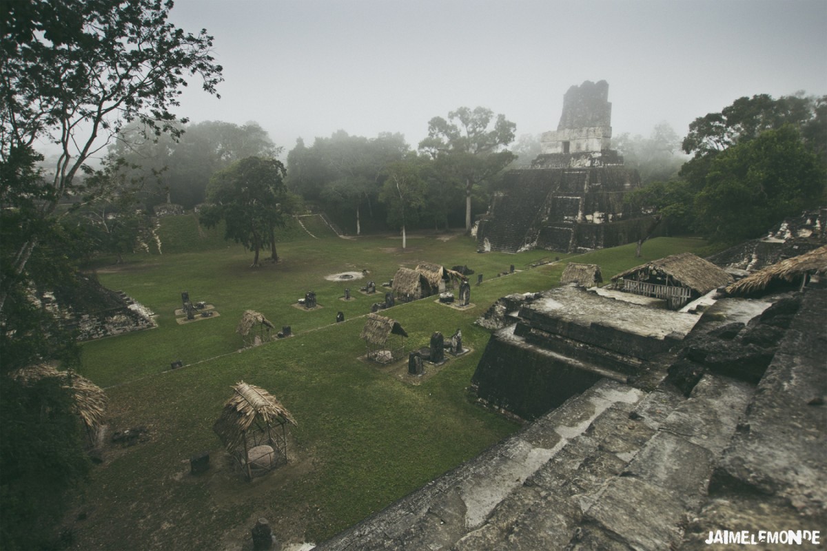 La grande place de Tikal sous la brume matinale - Guatemala - ©jaimelemonde