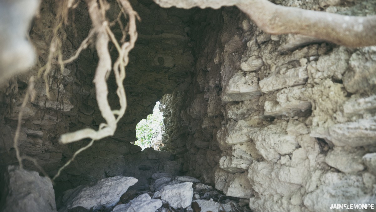 Petite pièce en haut d'une pyramide maya à Motul de San José - Guatemala - ©jaimelemonde