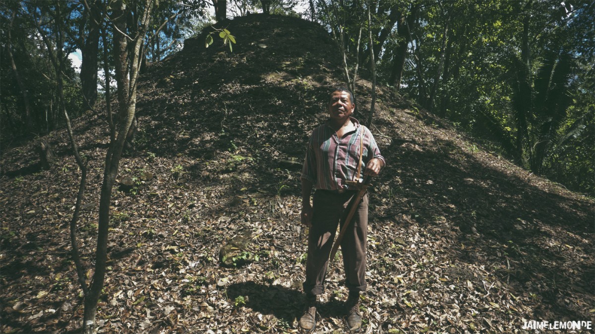 Pyramide maya enfouie sous la terre à Motul de San José - Guatemala - ©jaimelemonde