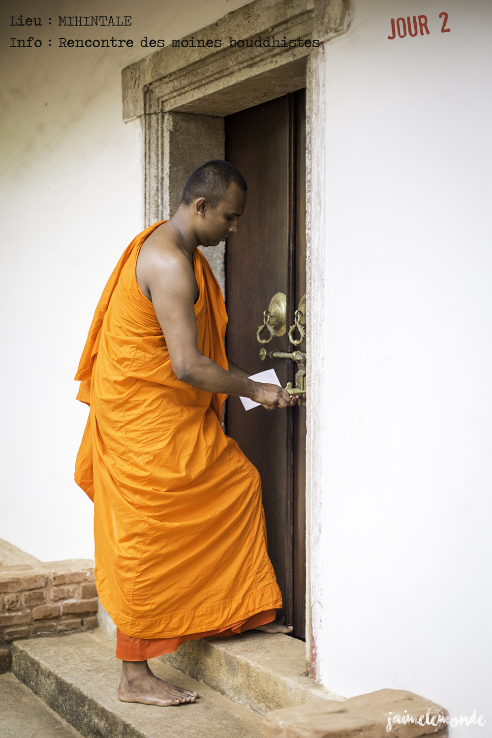 Voyage Sri Lanka - Itinéraire Jour 2 - 10 Mihintale - Conversation avec les moines - ©jaimelemonde